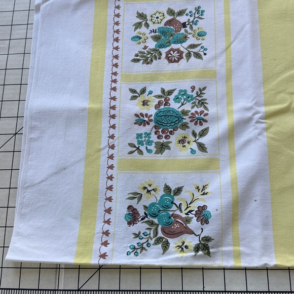 Vintage 1960s Yellow & White Tablecloth – Floral Border Print – 60” x 50” - Picture 10 of 14